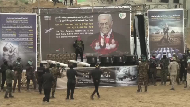 Ceremonia de entrega de cadáveres de rehenes israelíes, por parte de Hamás.