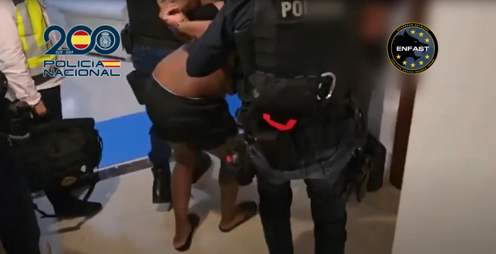 Momento del arresto del fugitivo en la lujosa vivienda de Mijas (Málaga, Andalucía).