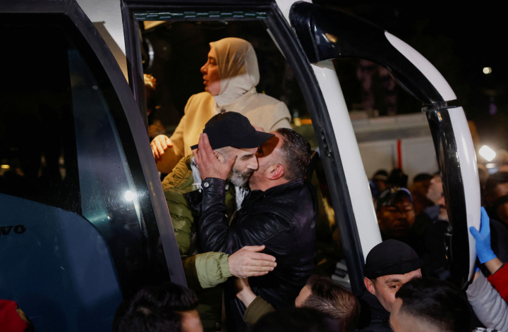Un preso palestino liberado por Israel baja del autobús de la Cruz Roja que lo ha trasladado a Ramala.