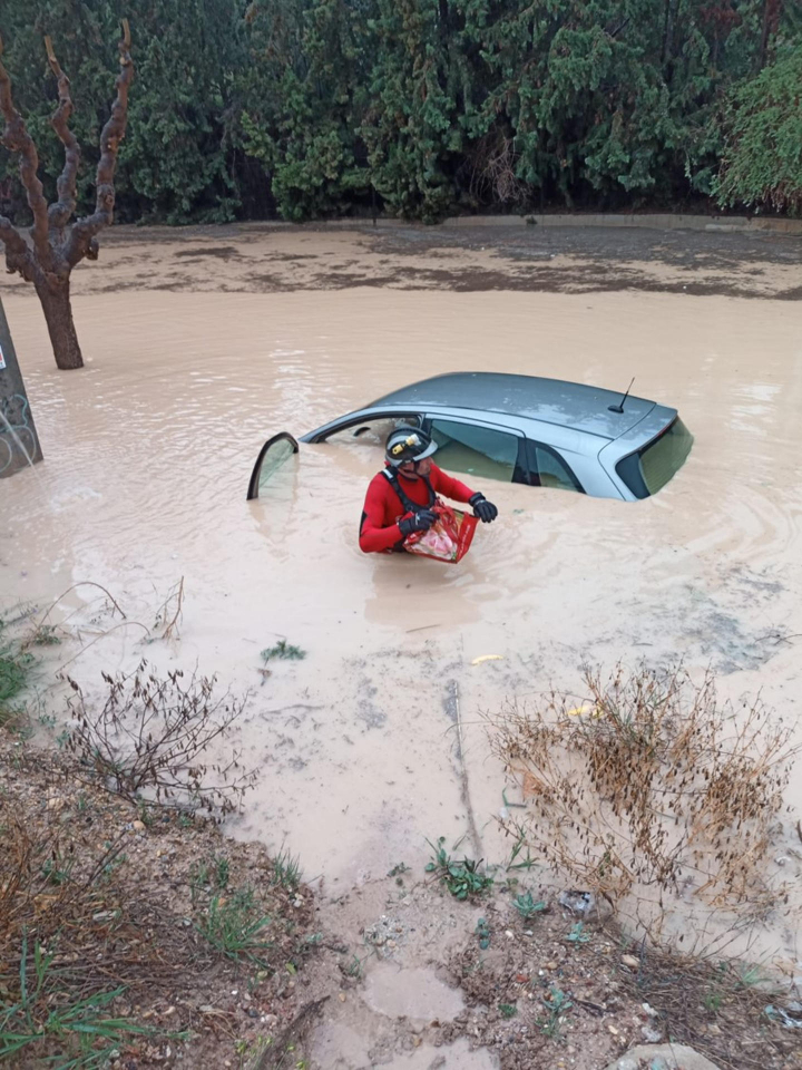 Fotografía tomada de la cuenta oficial en X del Centro de Coordinación de Emergencias de Murcia con el coche del pastor desaparecido.