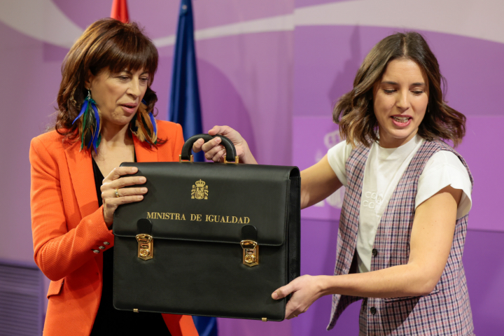 Ana Redondo, al recibir la cartera de manos de Irene Montero el 21 de noviembre de 2023.
