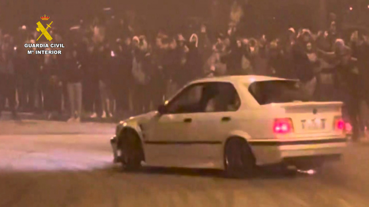 Los vehículos realizaban peligrosos derrapes a escasos centímetros de los espectadores de las carreras ilegales en La Rioja.