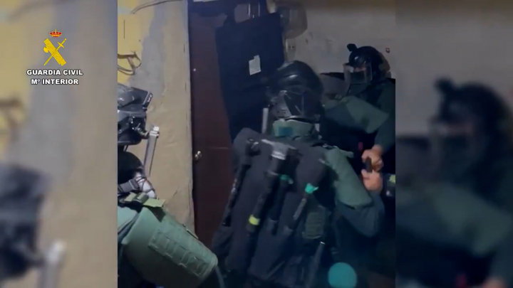 Momento en el que los agentes de la Guardia Civil irrumpen en uno de los inmuebles registrados en el marco de la 'operación Legumbre'.