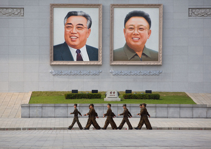 Soldados de Corea del Norte marchan ante los retratos gigantes de Kim Il Sung y Kim Jong Il colgados en una de las plazas de Pyonyang.