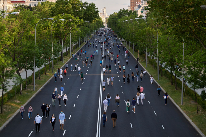 Ciudadanos paseando por la Castellana de Madrid el 9 de mayo de 2020.