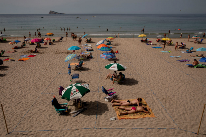 Parcelas delimitadas en la playa de Benidorm para respetar la distancia de seguridad el 14 de junio de 2021.
