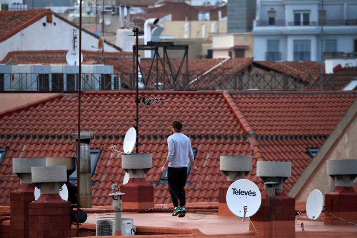 Un hombre saltando a la cuerda en una azotea de Madrid el 19 de marzo de 2020.