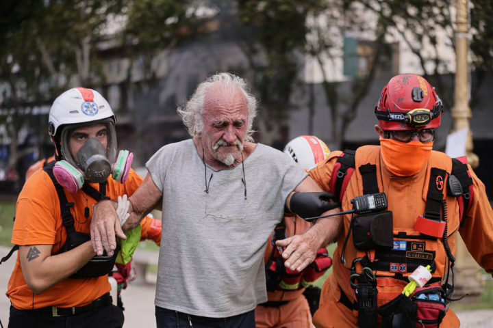 Uno de los jubilados que han participado en las manifestaciones, se retira herido de la protesta.
