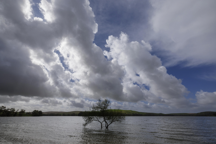 Vista de la zona recreativa del Pantano Torre del Águila en el Palmar de Troya (Sevilla), que se encuentra desbordado y desembalsando agua.