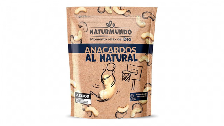 Paquete de frutos secos sobre fondo blanco