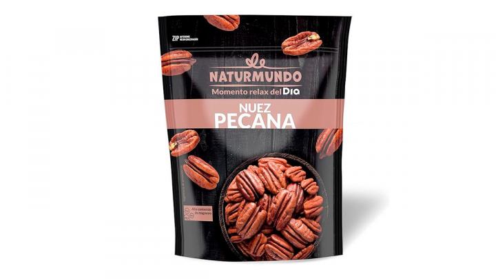 Paquete de frutos secos sobre fondo blanco