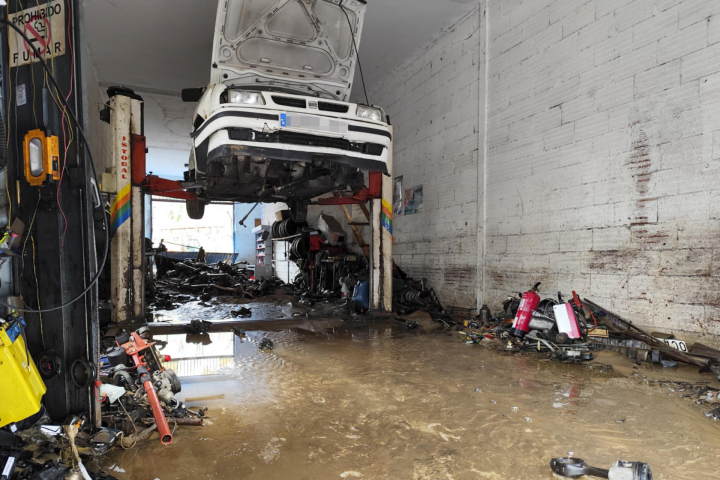Vista del interior de un taller afectado por la riada en Jarnadilla de la Vera, Caceres.