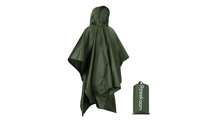un poncho impermeable sobre fondo blanco
