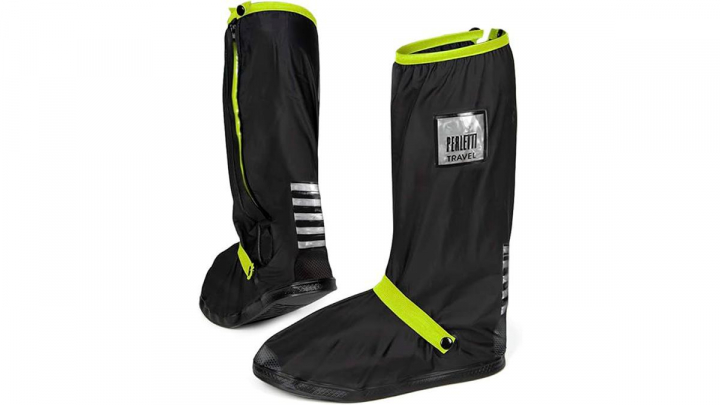 Los cubre zapatos sobre fondo blanco