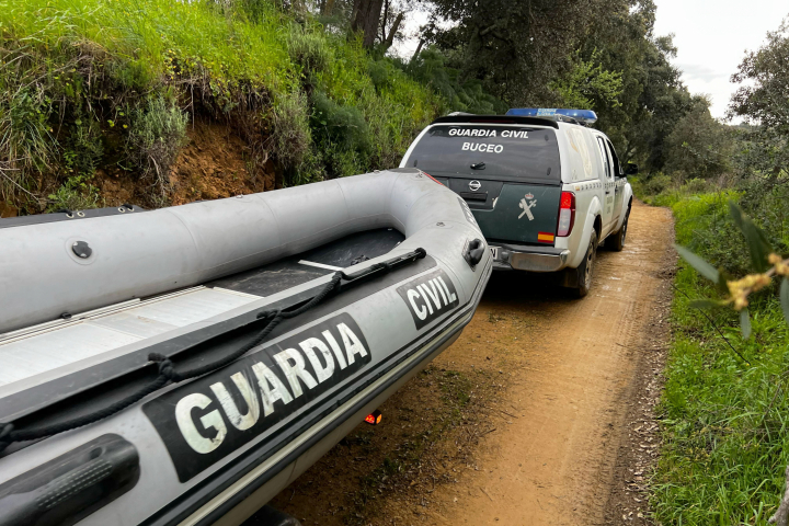 El cuerpo encontrado en la zona de Constantina (Sevilla) donde se busca a un matrimonio arrastrado por el agua de un arroyo es el de una mujer, según han informado este martes a EFE fuentes de la investigación. El cadáver se encuentra a la espera de su levantamiento por el juez de guardia, y a la espera de la identificación se trata de la mujer del matrimonio, mientras que se sigue buscando a su marido, tras ser ambos arrastrados por la corriente del arroyo Guadalbácar de esta localidad de la Sierra Morena de Sevilla.