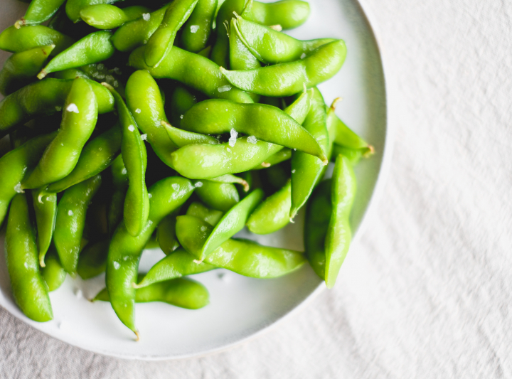 Un plato de edamame.