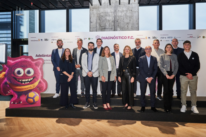 Marta Moreno, en el centro, acompañada de los representantes de la organizaciones y entidades que participaron en la presentación de la campaña.