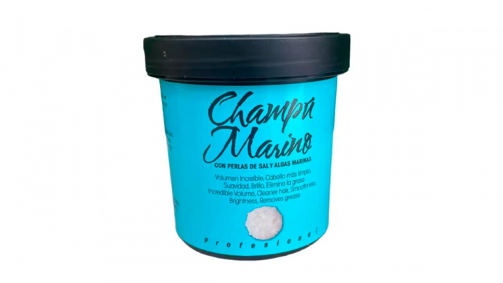 El champú sobre fondo blanco.