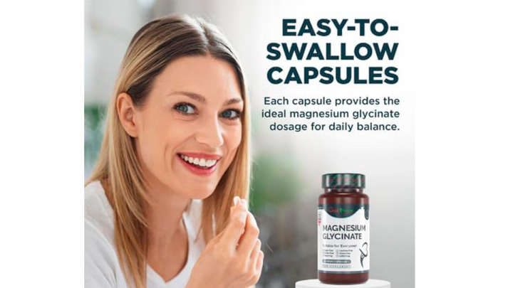 Bote de cápsulas sobre fondo blanco