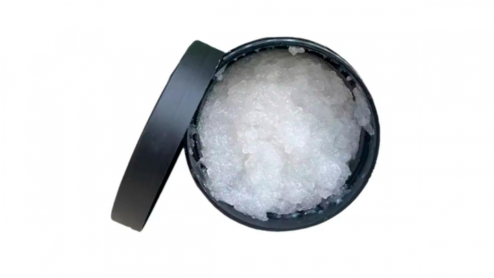 El champú sobre fondo blanco.