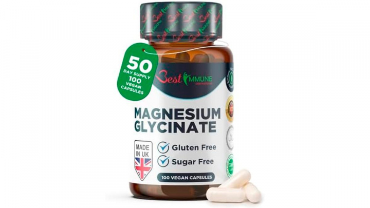 Bote de cápsulas sobre fondo blanco