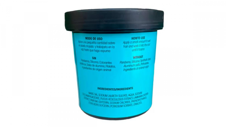 El champú sobre fondo blanco.