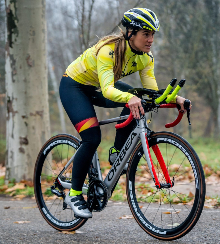 Marta Francés, en un entrenamiento sobre la bici