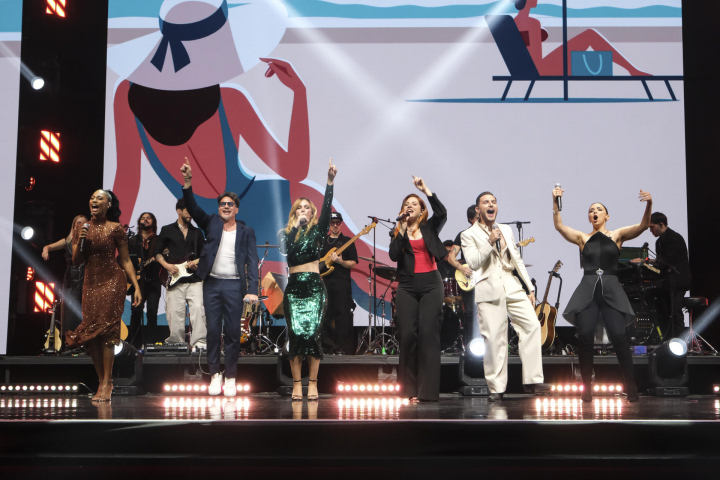 Nía, David DeMaría, Edurne, Leire Martínez, Lucas Curotto y Chenoa, durante su actuación en la gala de entrega de los Premios Dial