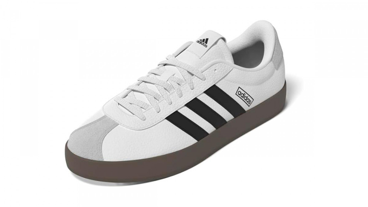 Zapatillas Adidas sobre fondo blanco