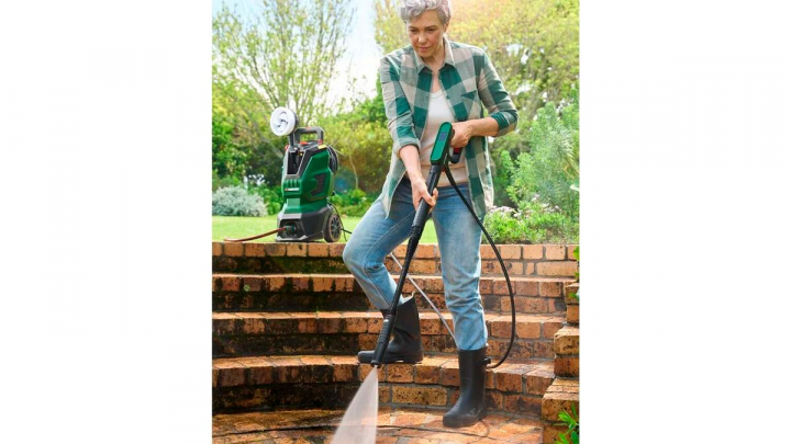 Hidrolimpiador sobre fondo blanco