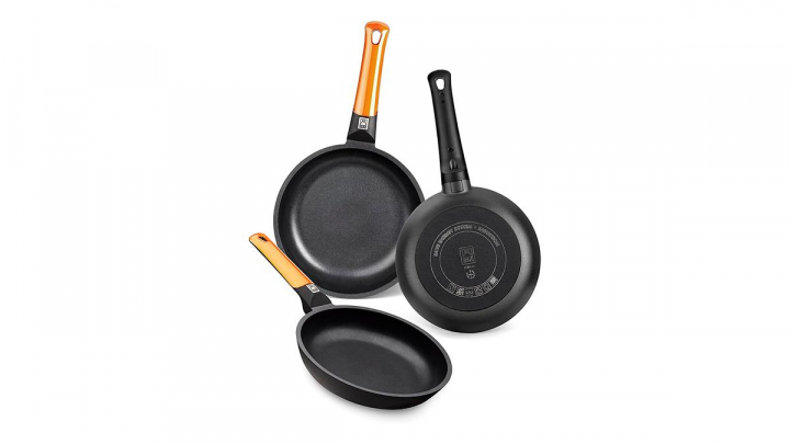 Chollo de primavera sobre fondo blanco.