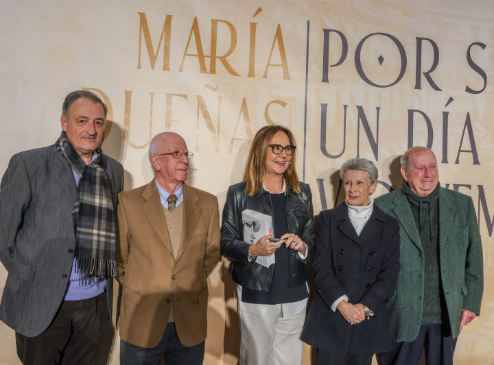 María Dueñas posa junto a sus 'confidentes' (de izquierda a derecha):