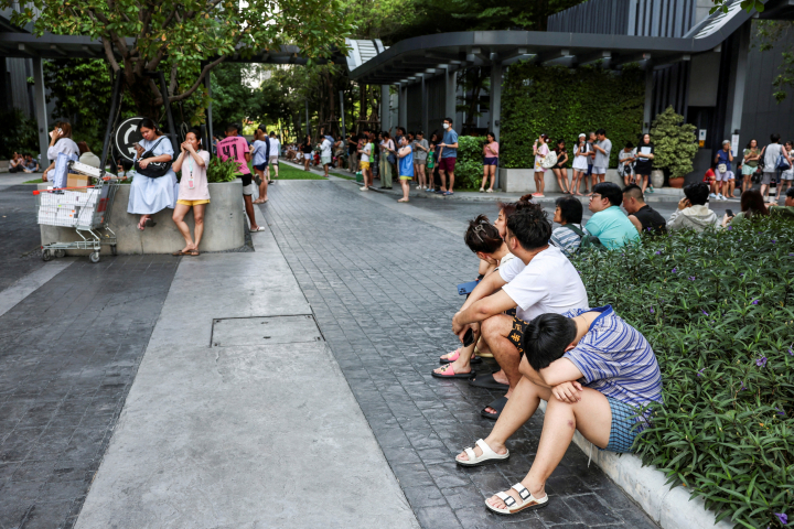 alt="alt="Ciudadanos salen de los edificios tras el temblor en Bangkok.""