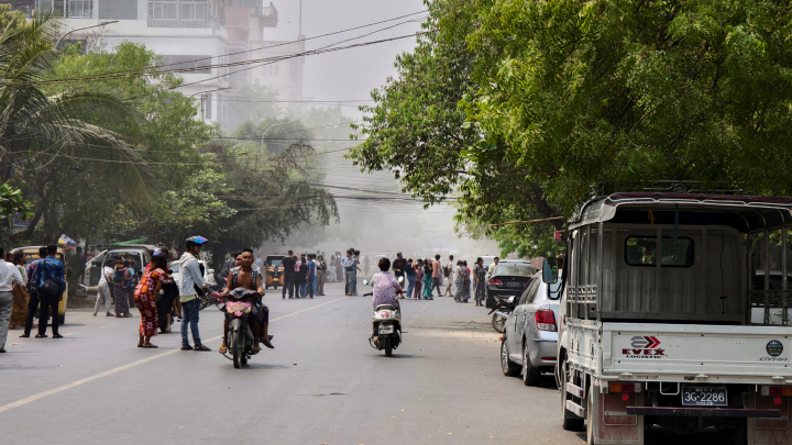 alt="alt="Personas circulan en una carretera de Myanmar.""