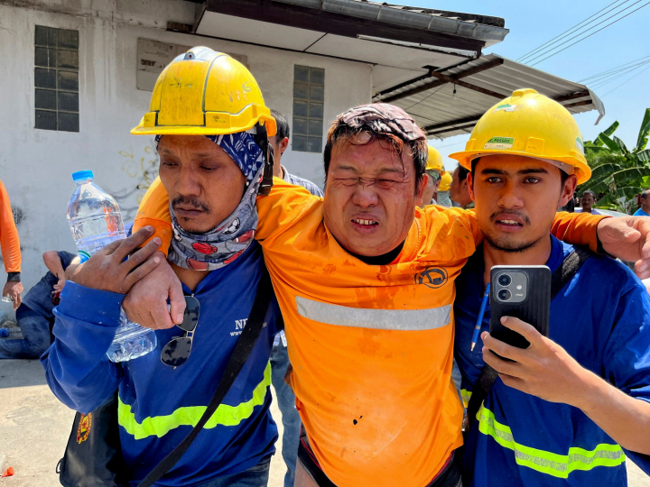 Un operario herido tras el colapso de una infraestructura en Bangkok (Tailandia), tras el seísmo de magnitud 7,7 registrado en Myanmar.