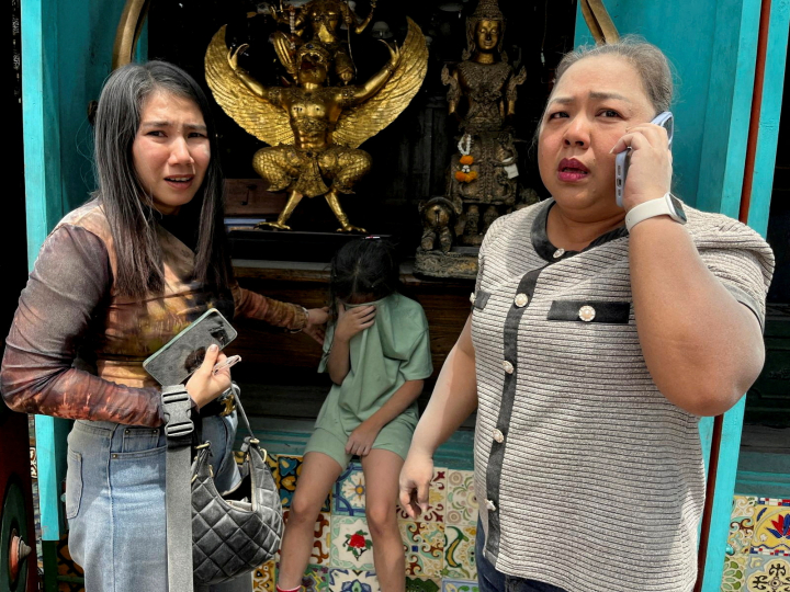 alt="alt="Una familia reacciona a la fuerza del seísmo en Bangkok.""