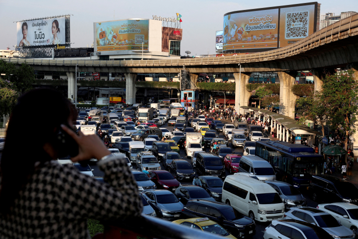 alt="alt="Una mujer realiza una llamada telefónica en medio del caos provocado por el terremoto.""