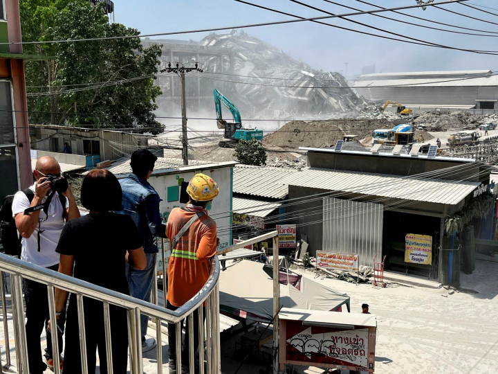 Varias personas observan el colapso de un edificio en Bangkok (capital de Tailandia), tras el terremoto de magnitud 7,7 registrado en Myanmar (Birmania).