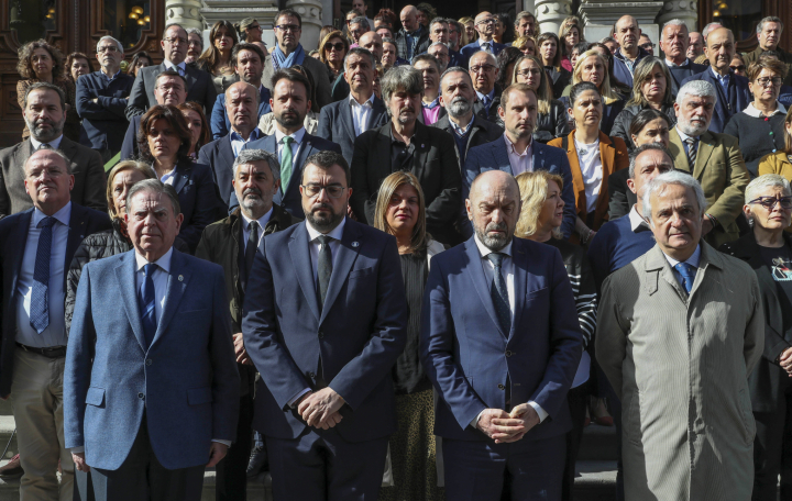 El presidente del Principado, Adrián Barbón (2i) en el minuto de silencio guardado este martes en la Junta General del Principado por las víctimas, cinco mineros leoneses, de la explosión de ayer en la mina de Cerredo, en el concejo asturiano de Degaña.