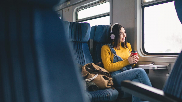 Una chica escuchando Amazon Music en el tren