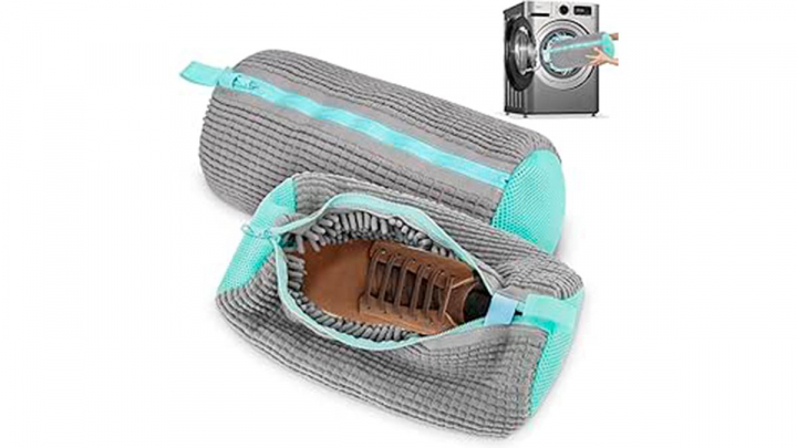 Bolsa para lavar zapatillas en la lavadora sobre fondo blanco