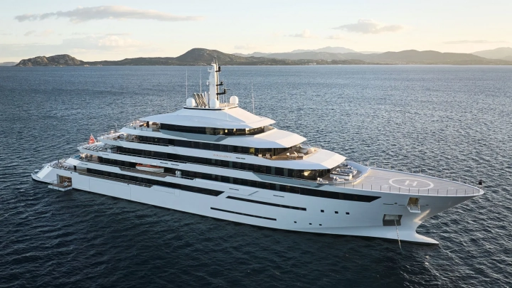 El  'Renaissance', fabricado en los astilleros vigueses Freire Shipyard, surcando las aguas.