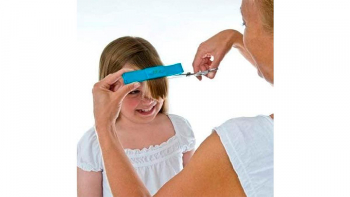 Gadget para flequillo recto sobre fondo blanco