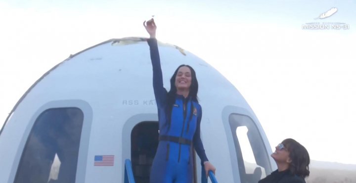La cantante Katy Perry, al regresar del espacio.