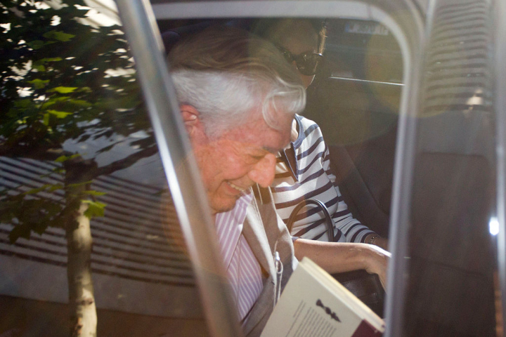 Mario Vargas Llosa e Isabel Preysler pillados en una de sus salidas antes de confirmar su relación.