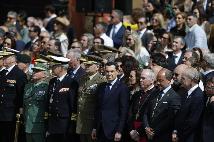 El presidente de la Junta de Andalucía, Juanma Moreno (c) y el alcalde de Málaga, Francisco de la Torre en el desfile de la Legión que desembarcó este jueves en el Puerto de Málaga. Unas filas más atrás se situaban Juan Urquijo e Irene Urdangarin.