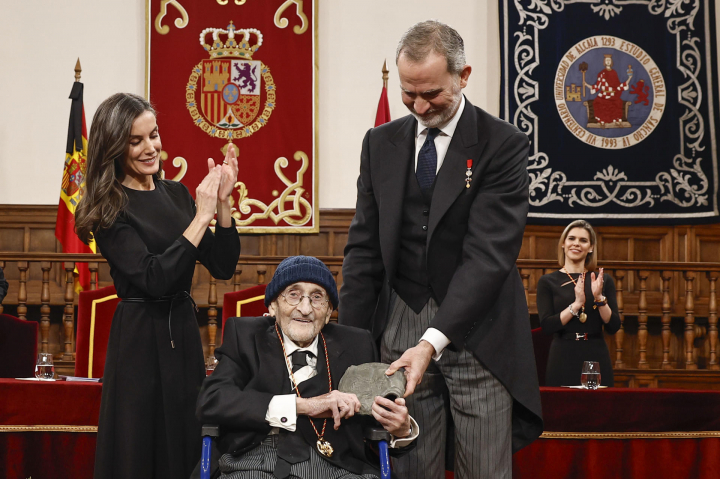Los reyes Felipe y Letizia entregan al escritor Álvaro Pombo (c), el Premio Cervantes 2024, este miércoles en el paraninfo universitario de Alcalá de Henares.