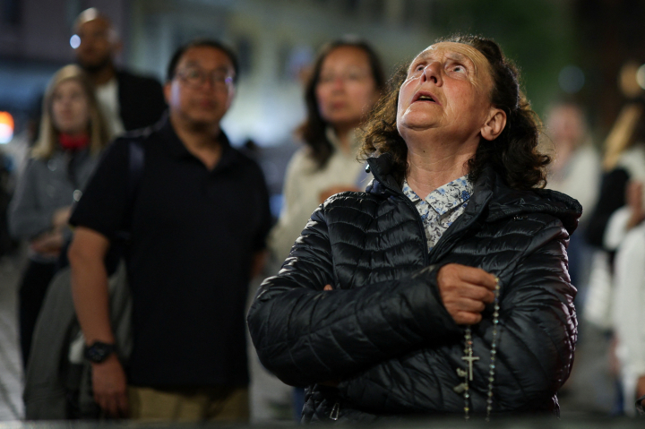 Miles de personas hacen horas de cola para dar el último adiós al papa Francisco