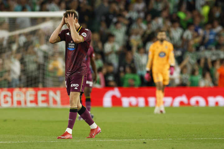 El delantero del Valladolid Juan Latasa tras encajar el segundo gol ante el Beti