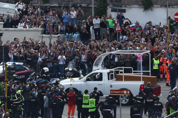 El papamovil con los restos del papa Francisco.